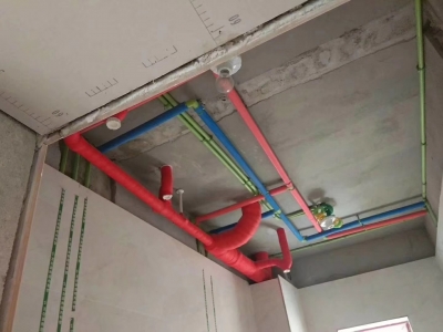 水管走顶是不是骗钱做法？看工人、业主、物业都怎么说